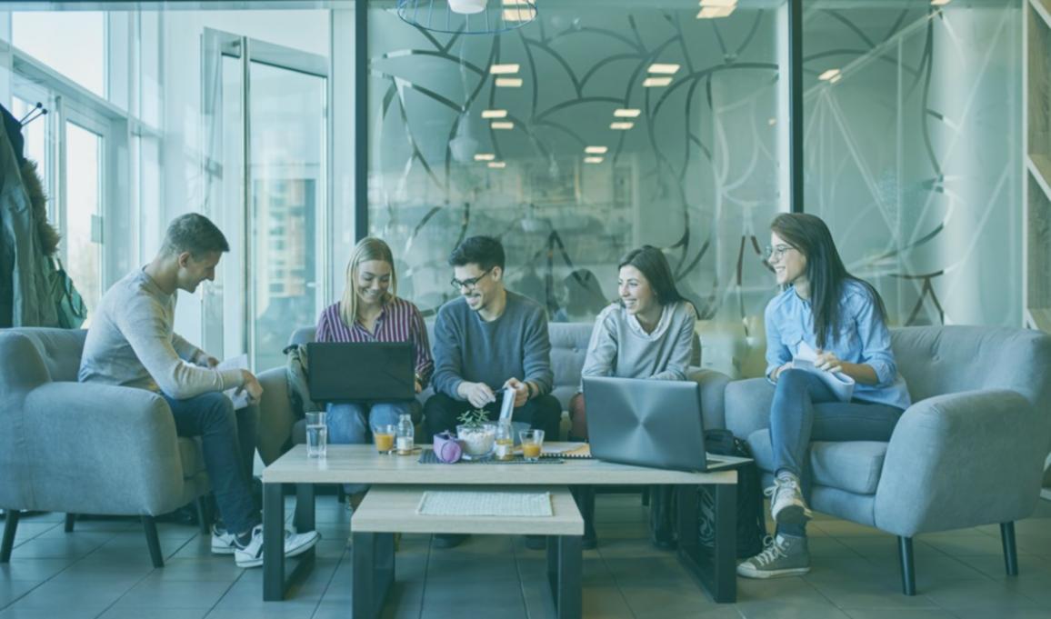 Студент працює над сатиричним текстом на онлайн-платформі